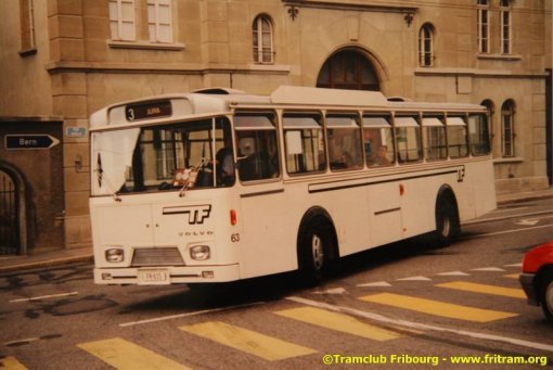 Ab 363 en livrée blanche entre deux pubs en 1998 au Varis