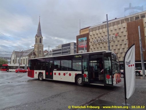 Autobus TPF no 35 participant au spectacle BUS TOUR (CE)